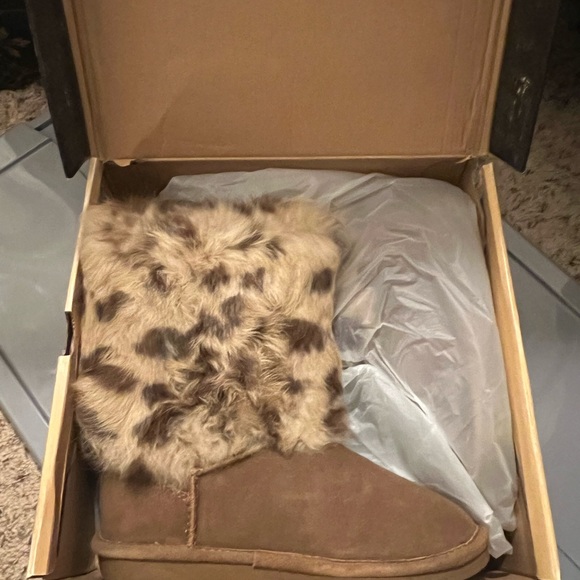 Bearpaw Keely Leopard Boots - Picture 3 of 4